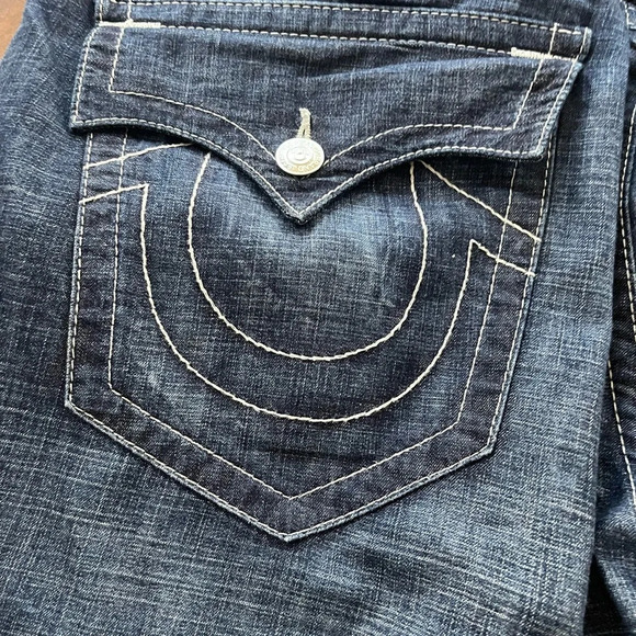 True Religion beautiful men’s shorts back packets with buttons. - Picture 13 of 16